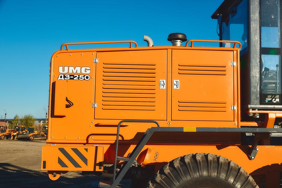 Автогрейдер UMG ДЗ-250 фото 4