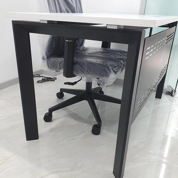 Стол офисный с металлической царгой (чёрный каркас), под заказ фото 5