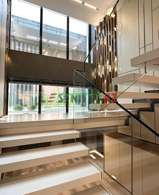 Консольная лестница со стеклянным ограждением под заказ фото 4