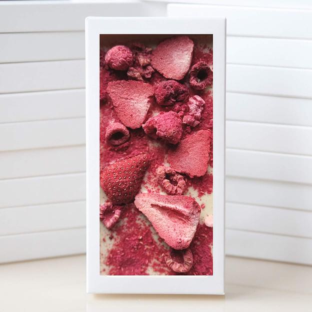 Белый шоколад ручной работы Chocolove с клубникой и малиной фото 1