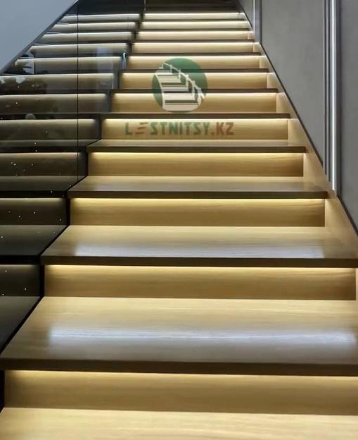 Лестница поворотная на 90° с ограждением из графитового стекла под заказ фото 3