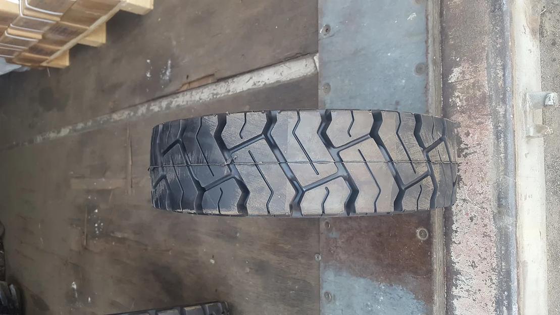 Шина массивная 8.15-15 (28х9-15, 225/75-15) 7.0 BKT MAGLIFT STD фото 2