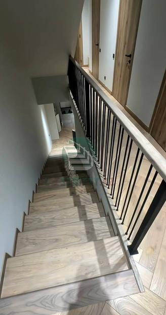 Лестница одномаршевая на каркасе из монолитного бетона под заказ фото 4