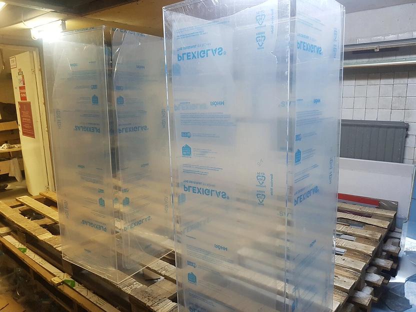 Напольные короба из оргстекла, оснащенные выдвижной крышкой. фото 3