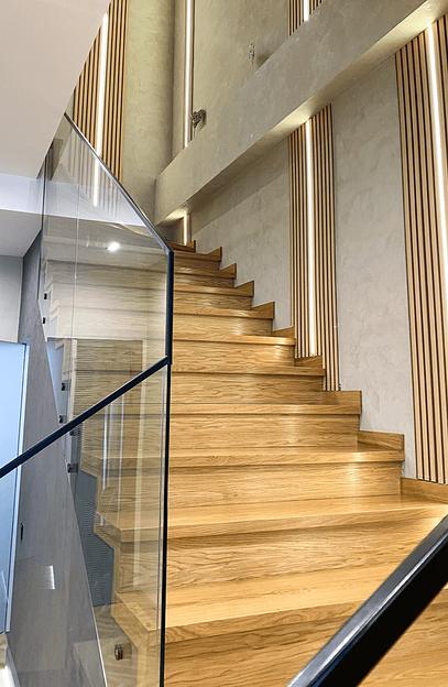 Лестница на бетонном основании со стеклянным ограждением под заказ фото 1