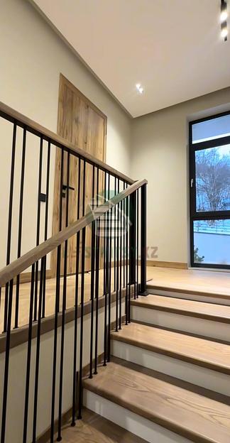 Лестница одномаршевая с ограждением из металлических прутьев под заказ фото 3