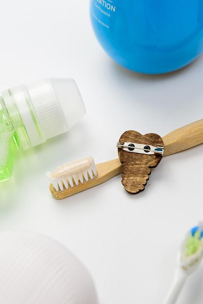 Брошь медицинская "Зубик имплант" фото 2