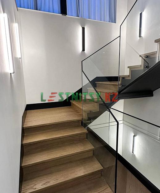 Лестница трехмаршевая с ограждением из стекла под заказ фото 1