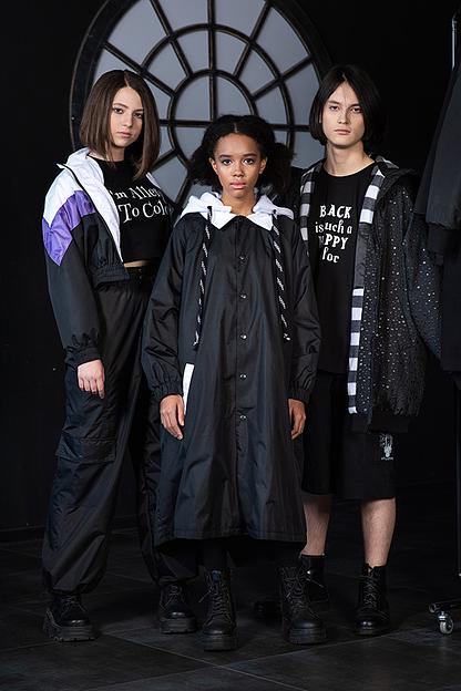 Чёрный плащ со съёмным капюшоном и принтом «Black is such a happy color» ОПТ фото 5