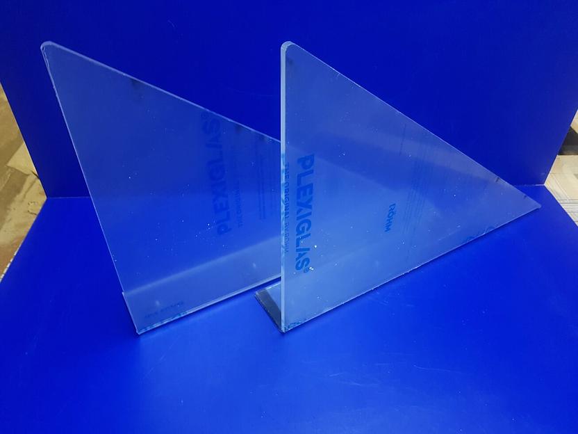 Угловой, треугольный, защитный отбойник из акрилового пластика – оргстекла для эскалатора размер 700Х500мм. фото 5