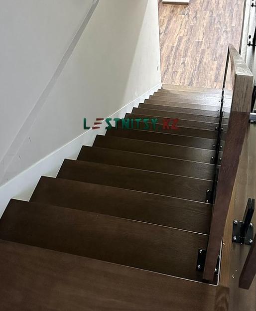 Лестница одномаршевая с ограждением из стекла под заказ фото 7