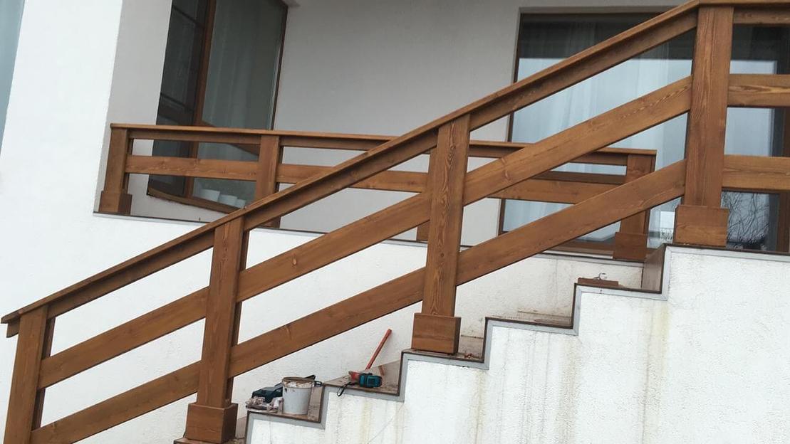 Изготовление и монтаж деревянных перил фото 3