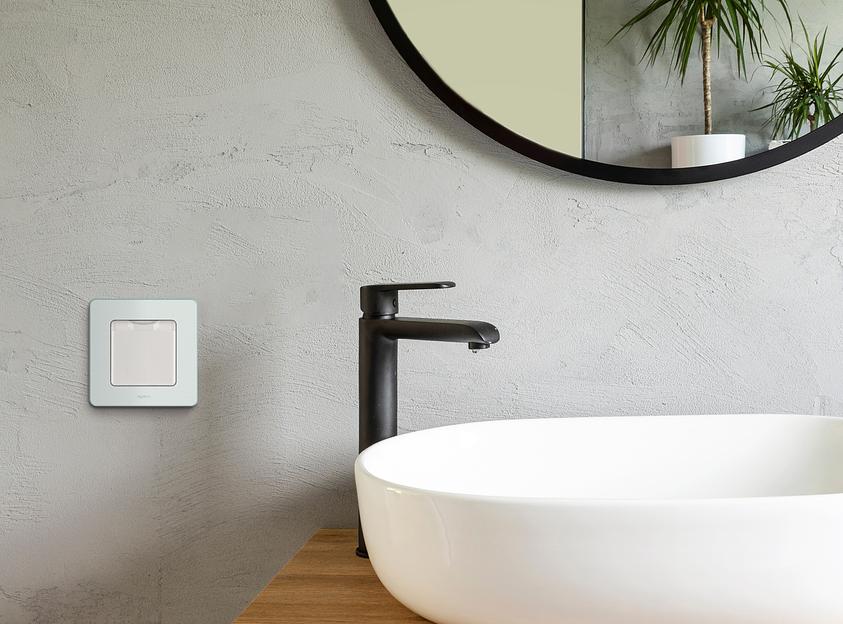 Legrand 673740 Розетка 2К+З IP 44 с откидной крышкой и шторками - немецкий стандарт - 16 А - 250 В~ - INSPIRIA - белый фото 4