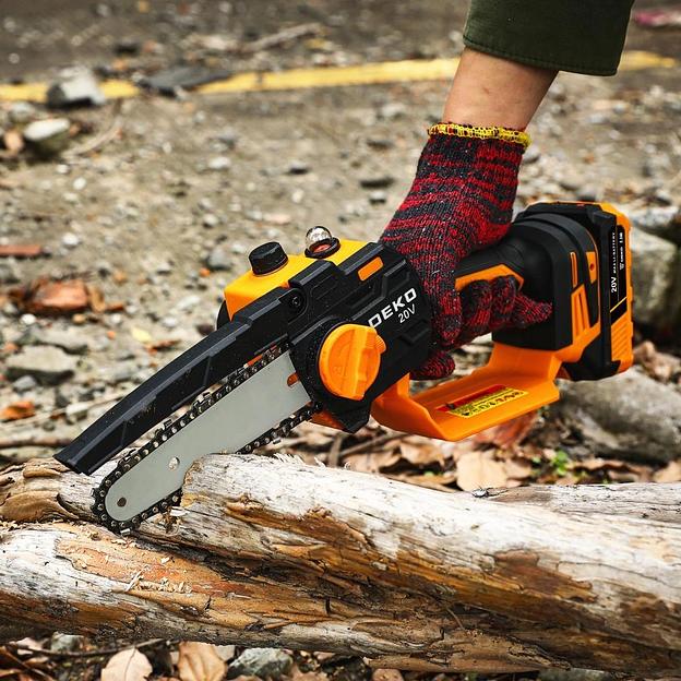 DEKO DKCHS 20-6 PRO Пила цепная аккумуляторная [083-2011] { 20В, 2x2.2Ач, 2 шины и 2 цепи } фото 5