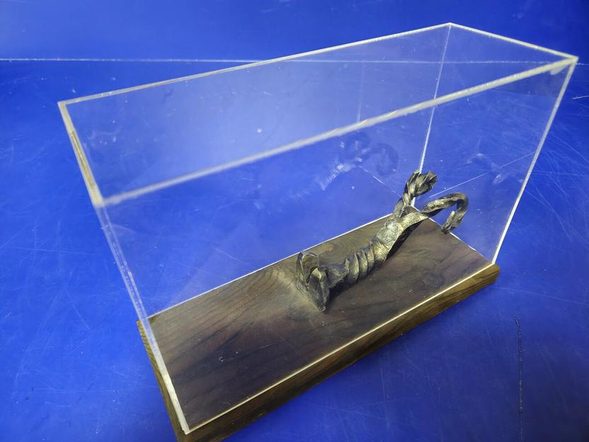 Короб из акрила для хранения сувенирного ножа. Производство акриловых коробов, кубов, контейнеров. фото 1