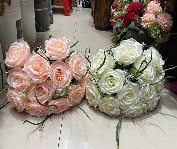 Искусственные цветы Букет роз с зеленью, 12 голов, 33 см, атлас, опт фото 1