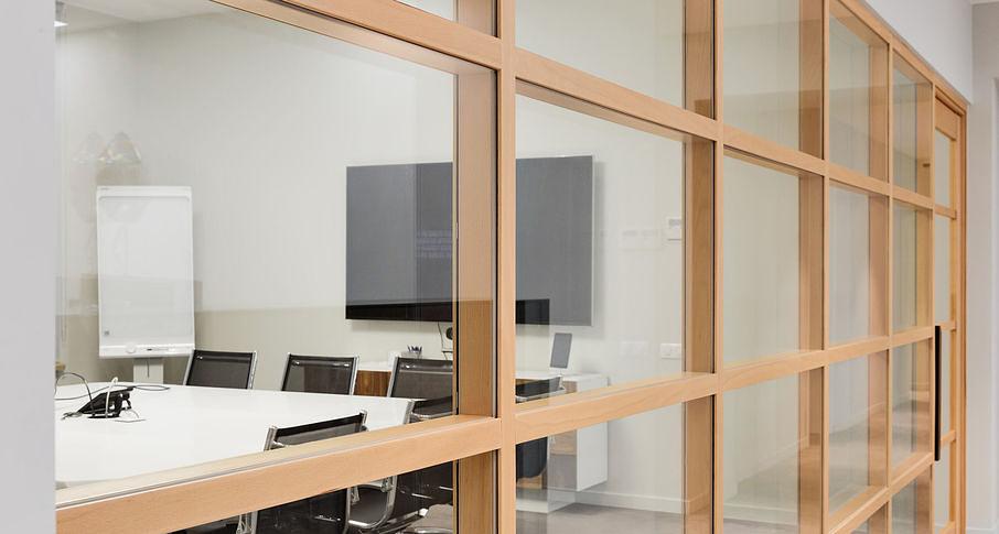 Стационарная перегородка NAYADA-Regina-Lite с декором из дерева под заказ фото 4