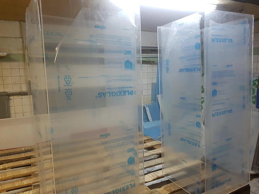 Напольные короба из оргстекла, оснащенные выдвижной крышкой. фото 2