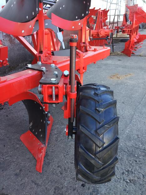 Плуг оборотный РО 3+ с болтовой защитой, рама 120х120х8, Euro-Masz фото 4