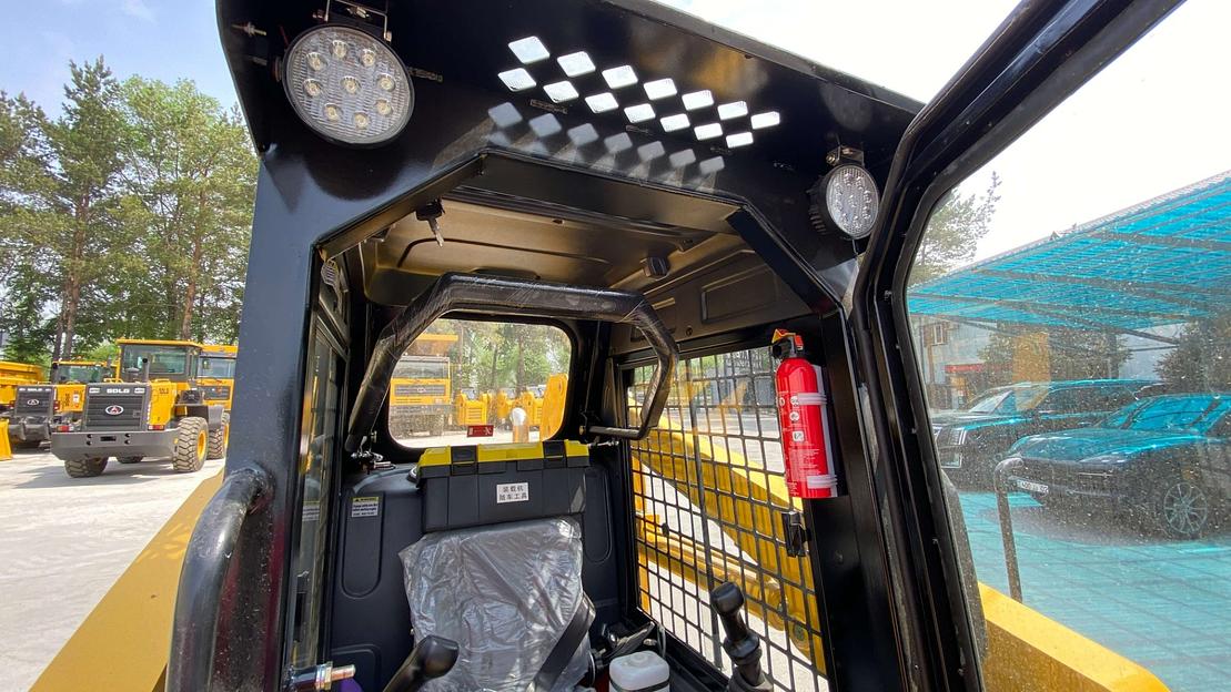 Мини-погрузчик JC60 фото 4