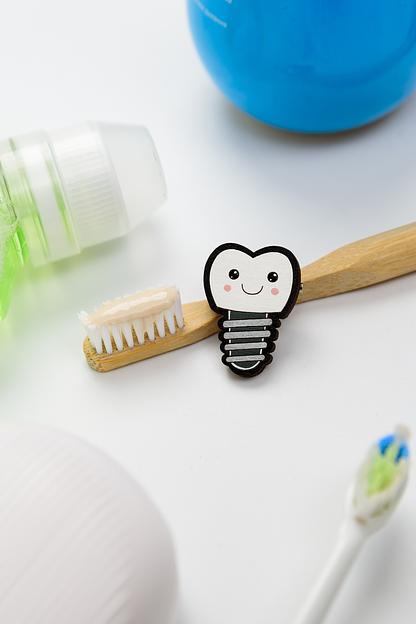 Брошь медицинская "Зубик имплант" фото 1