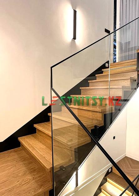 Лестница трехмаршевая с ограждением из стекла под заказ фото 2