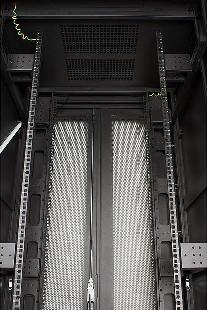 Шкаф серверный Lanmaster Business (TWT-CBB-42U-8X12-P1) напольный 42U 800x1200мм пер.дв.перфор. задн.дв.перфор. 2 бок.пан. 800кг черный IP20 фото 7