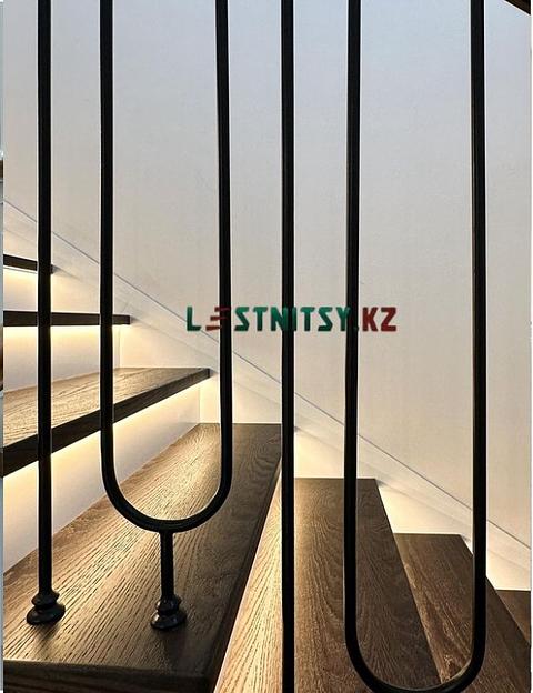 Лестница на бетонном основании с кованым ограждением под заказ фото 4