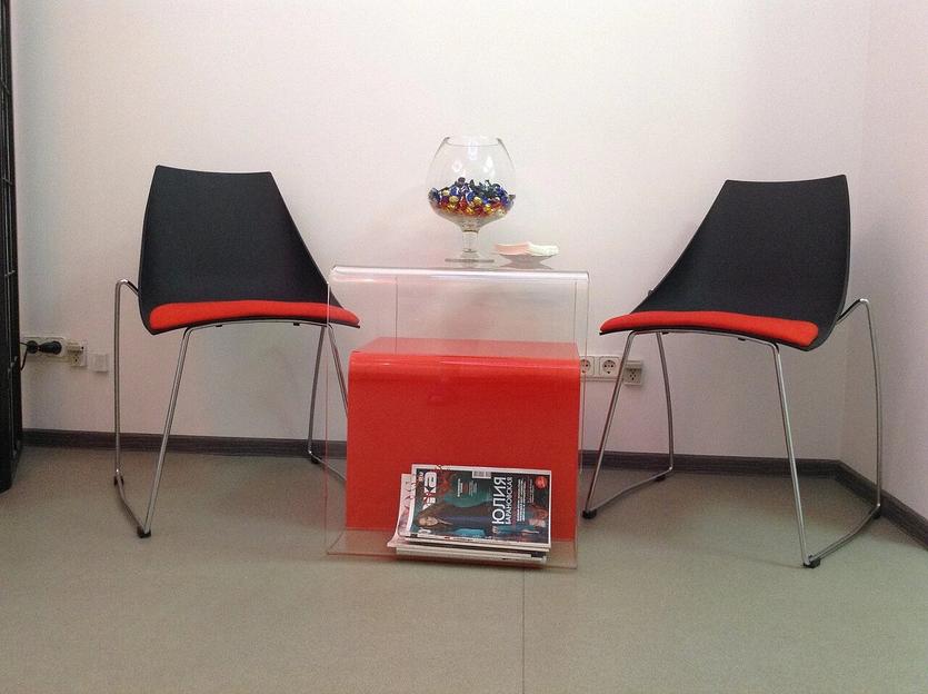 Стол из оргстекла фото 1