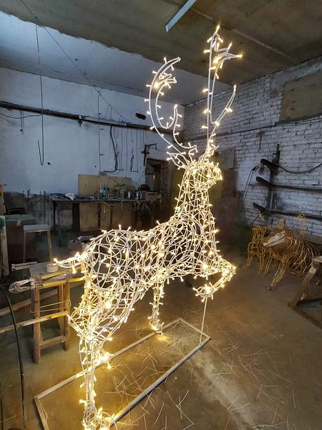 Светодиодный олень из проволоки фото 3
