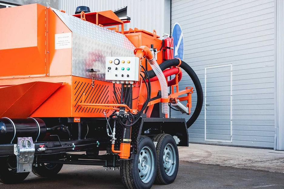 Машина для ремонта асфальта пневмонабрызгом УЯР-ПН на прицепе фото 5