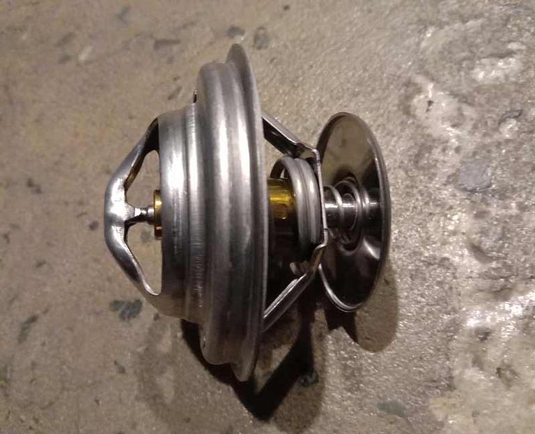 Термостат 83 гр. D12 SHAANXI VG1246060024 TiggerPart фото 1