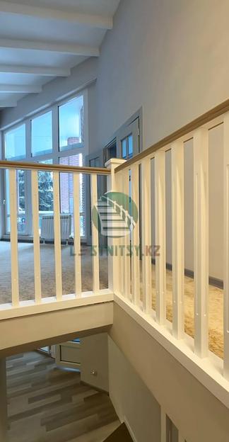 Лестница одномаршевая с высоким деревянным ограждением под заказ фото 5