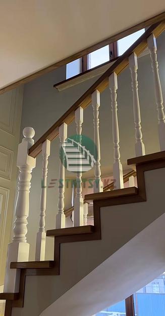 Лестница классическая поворотная на 90° с ограждением окон под заказ фото 6