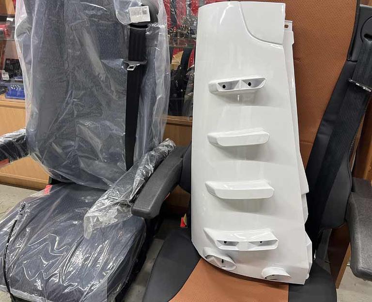 Обтекатель кабины внутренний правый SHACMAN X5000 рестайлинг (белый) DZ14251110524 фото 1