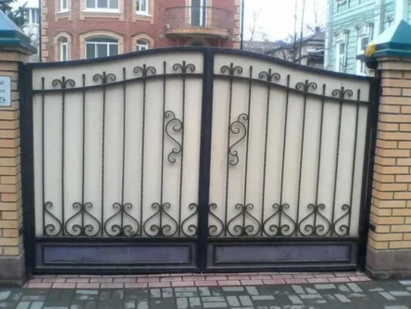 Ворота кованые распашные с элементами ковки под заказ фото 1