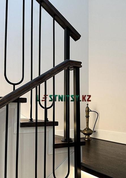 Лестница на бетонном основании с кованым ограждением под заказ фото 3