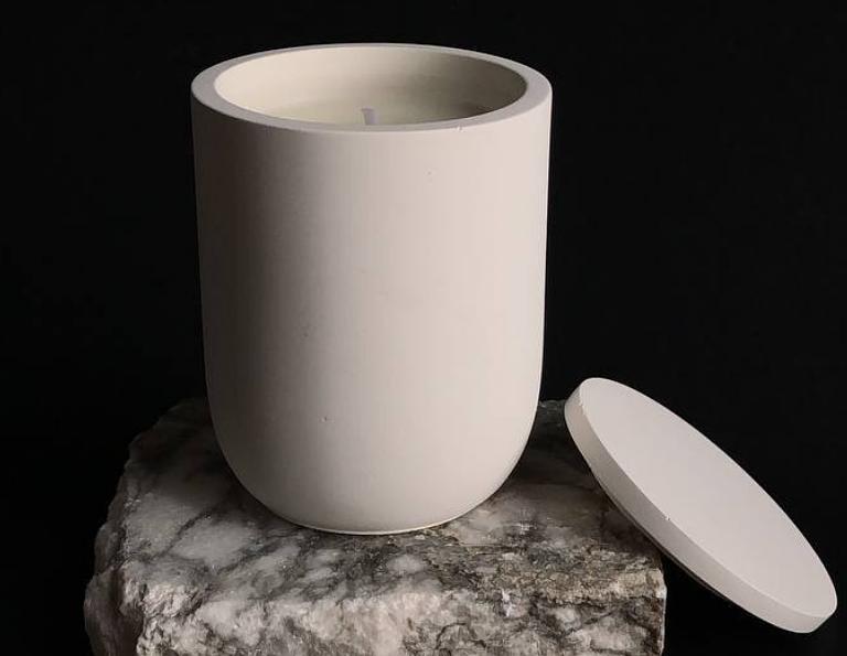 Свеча из соевого воска Razzo room «Стакан с крышкой 180» в гипсовом подсвечнике ОПТ фото 1