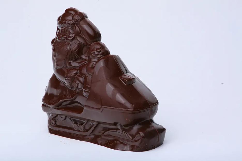 Новогодняя шоколадная фигурка ручной работы Fradе́ «Дед Мороз с зайцем на снегоходе» 262 г фото 4