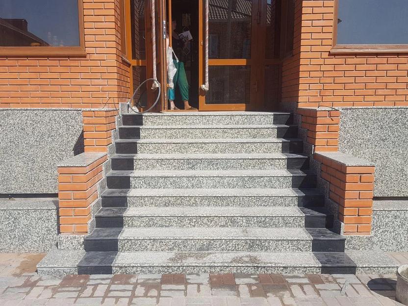 Изготовление и монтаж ступеней из гранита и мрамора фото 5