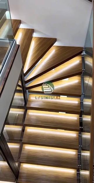 Лестница на белом монокосоуре со стеклянным ограждением под заказ фото 5