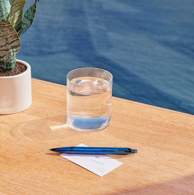 Ручка шариков. Parker IM Monochrome K328 (CW2172966) Blue PVD M син. черн. подар.кор. фото 4