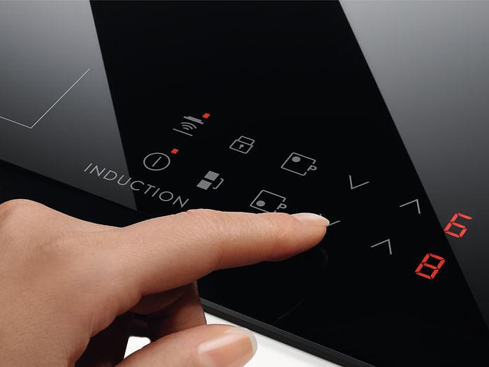 Индукционная варочная поверхность Electrolux LIT30231C черный фото 3