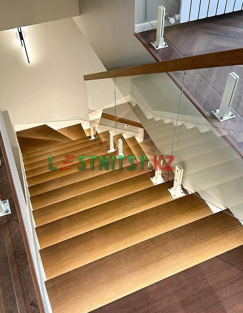 Лестница на ломаных косоурах со стеклянным ограждением под заказ фото 5