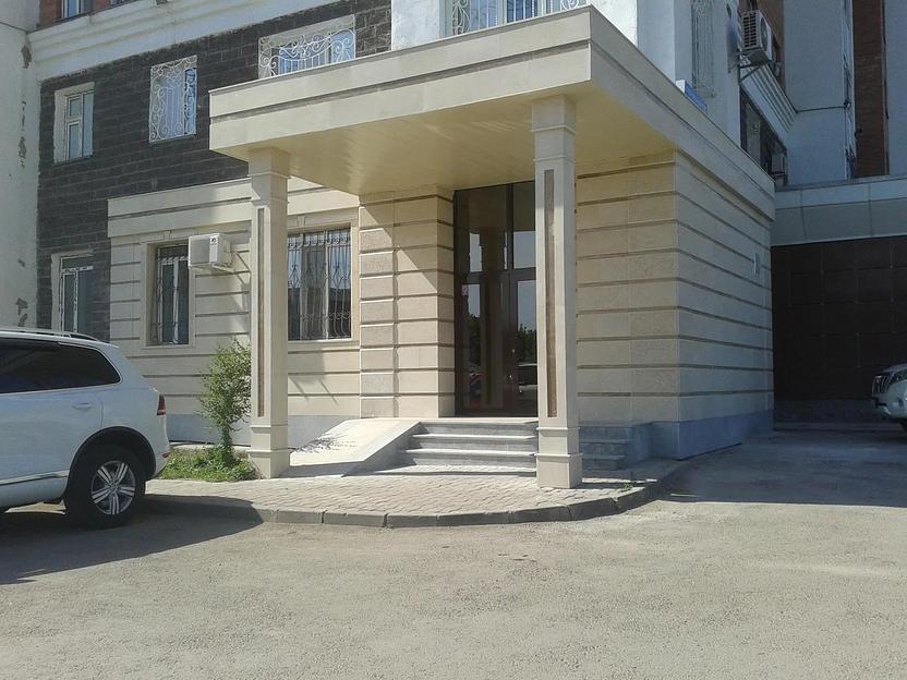 Монтаж фасада из травертина фото 1