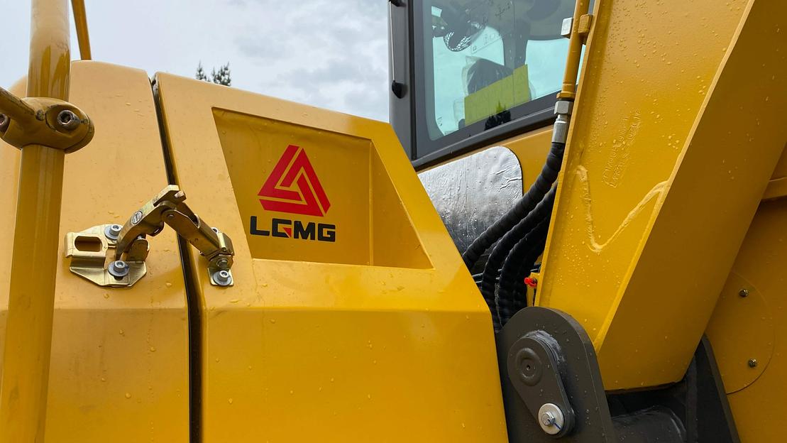 Колесный экскаватор SDLG LG75F фото 3