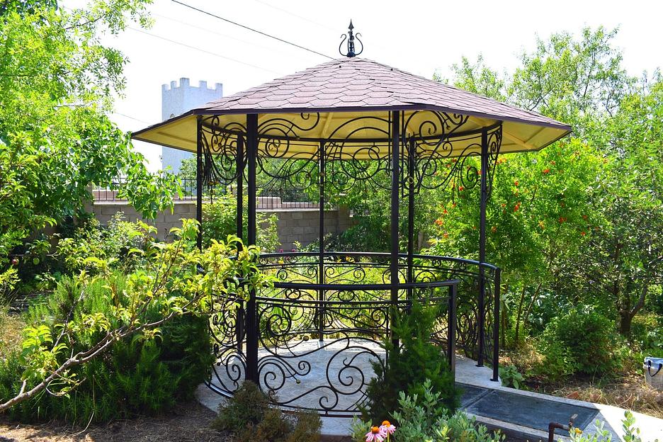 Беседка с элементами холодной ковки фото 1