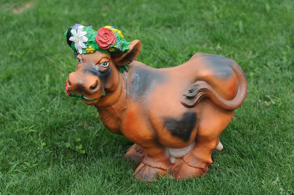 Садовая фигурка из гипса Все в сад «Корова с венком коричневая» 58×60×30 см фото 1