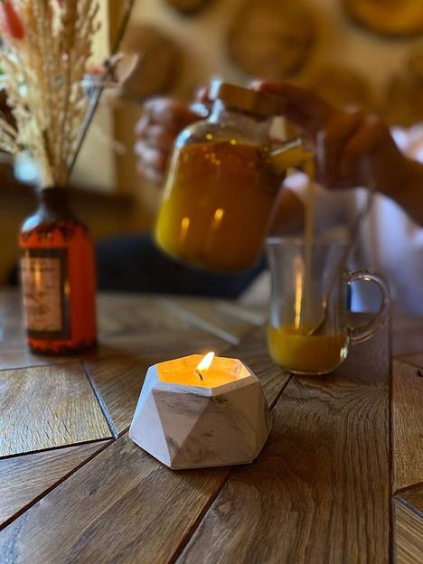 Ароматическая свеча из соевого воска Eden touch «Шестигранник» в гипсовом подсвечнике, белый фото 4