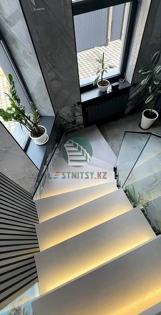 Лестница поворотная консольная с ограждением из стекла под заказ фото 6